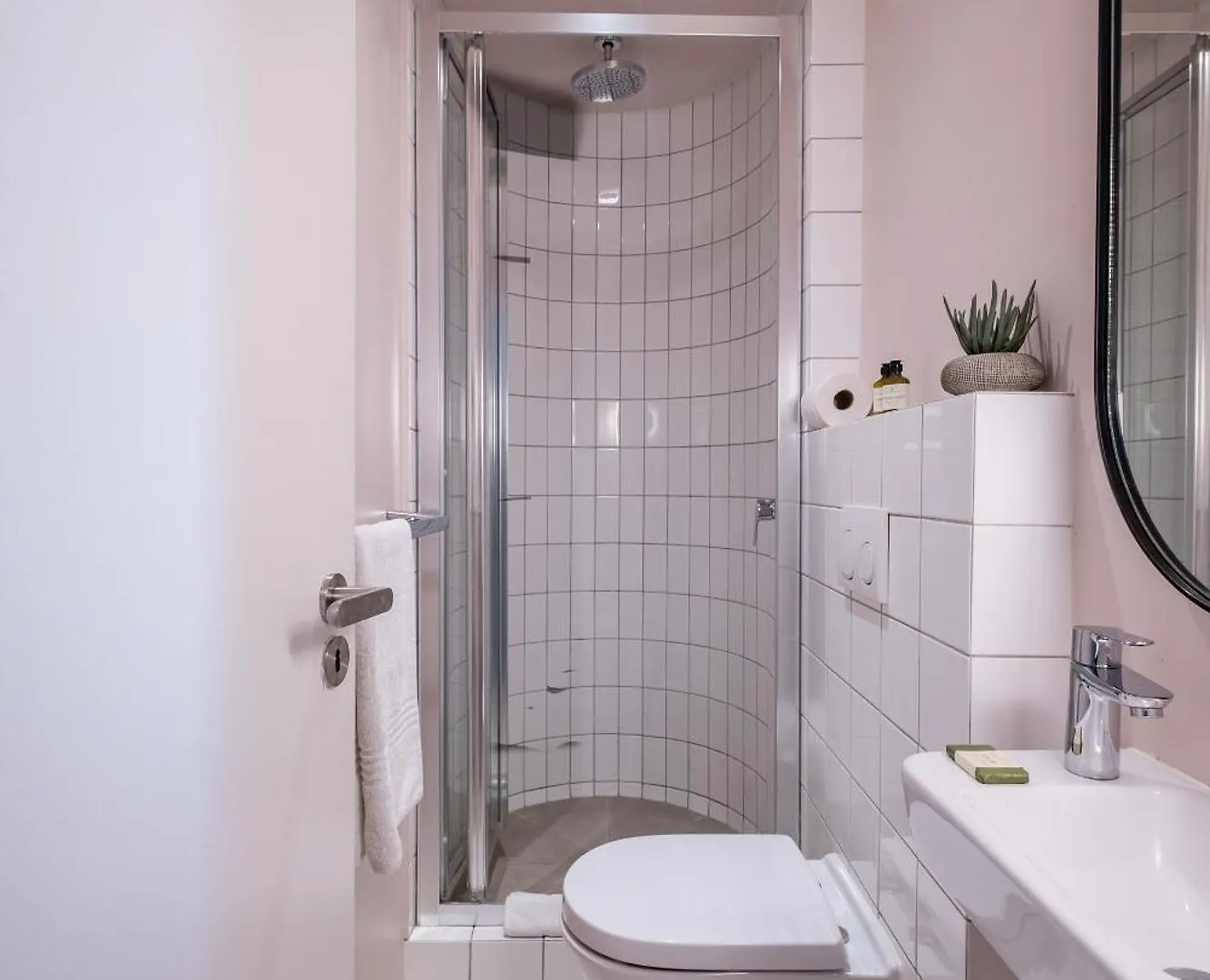 The Flamingo703: Spacious Corner Unit In Sea Point Cape Town