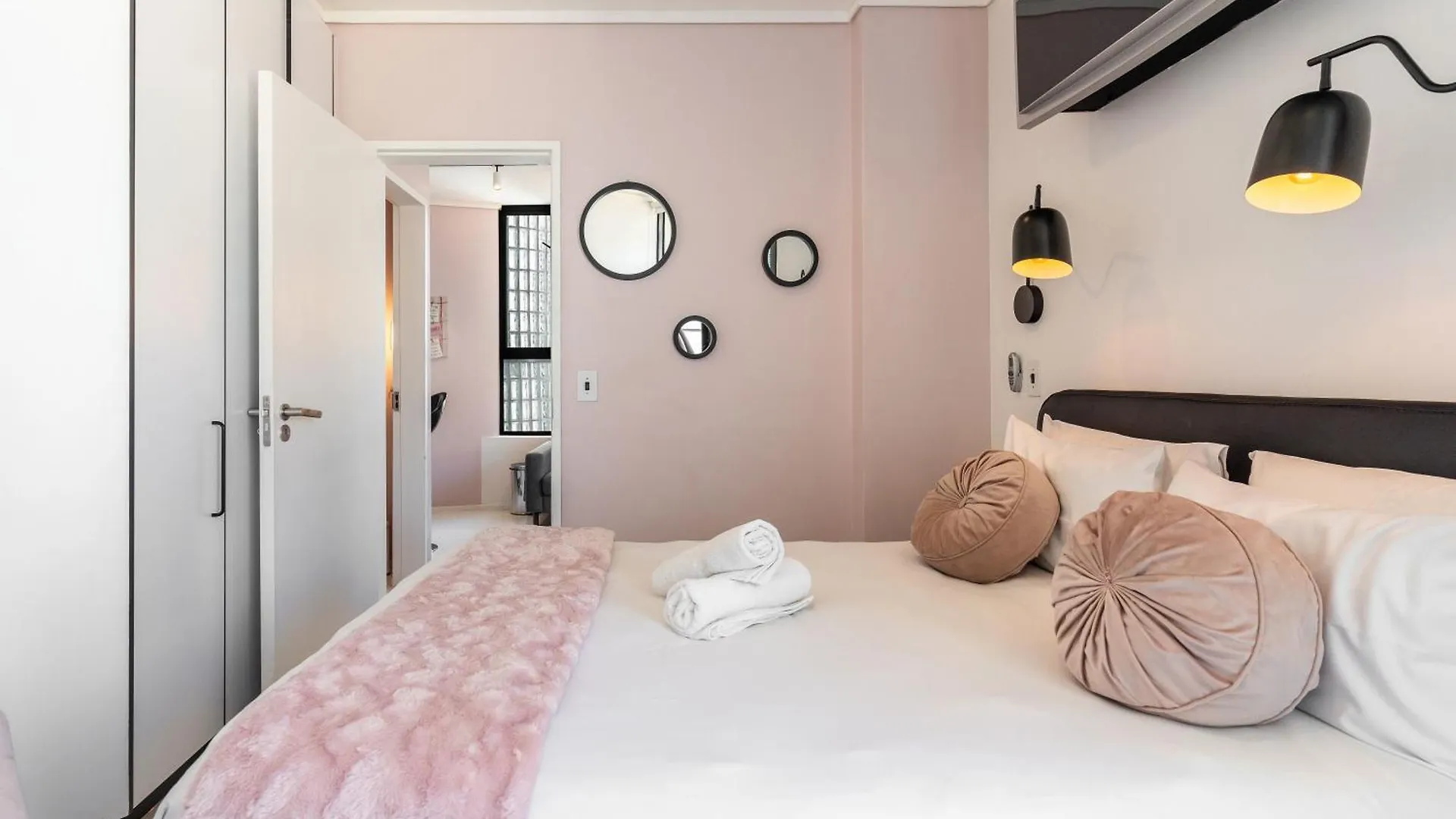 The Flamingo703: Spacious Corner Unit In Sea Point Cape Town