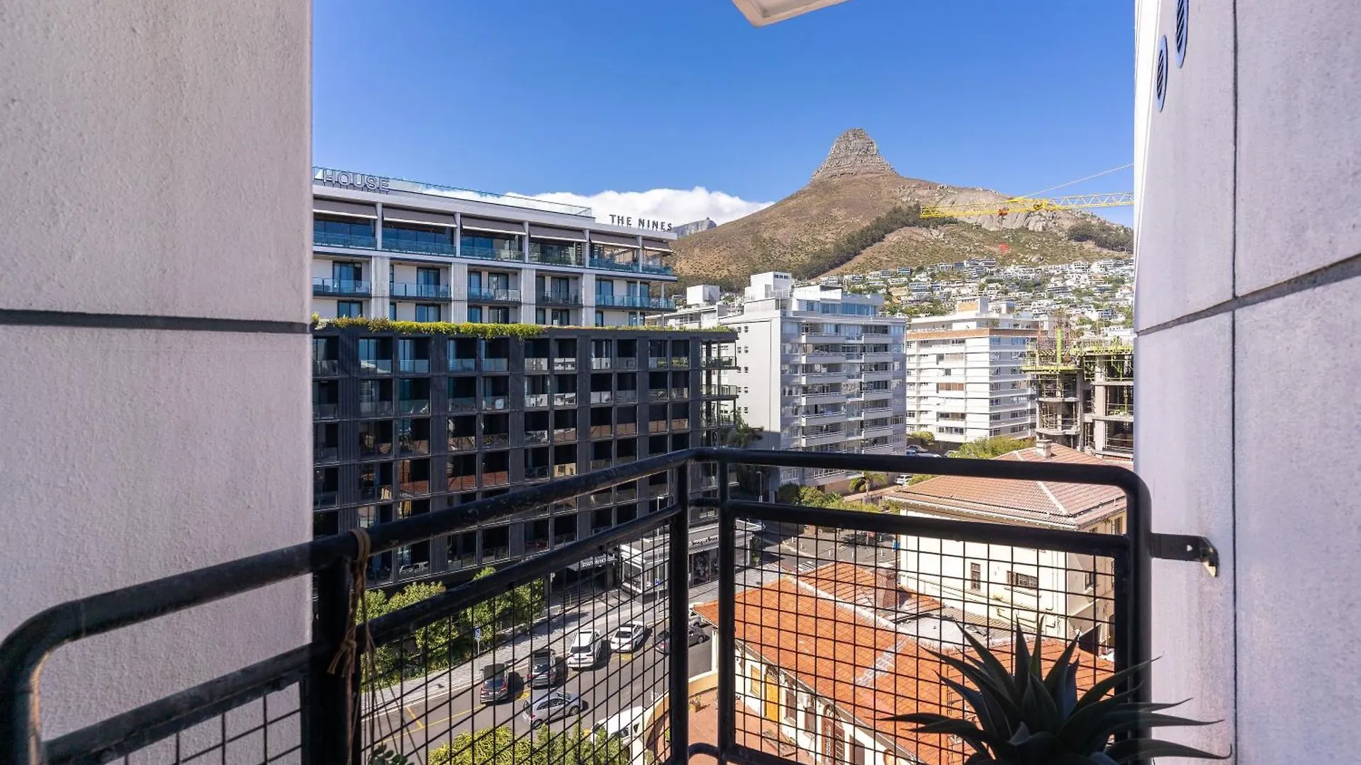 The Flamingo703: Spacious Corner Unit In Sea Point Cape Town South Africa