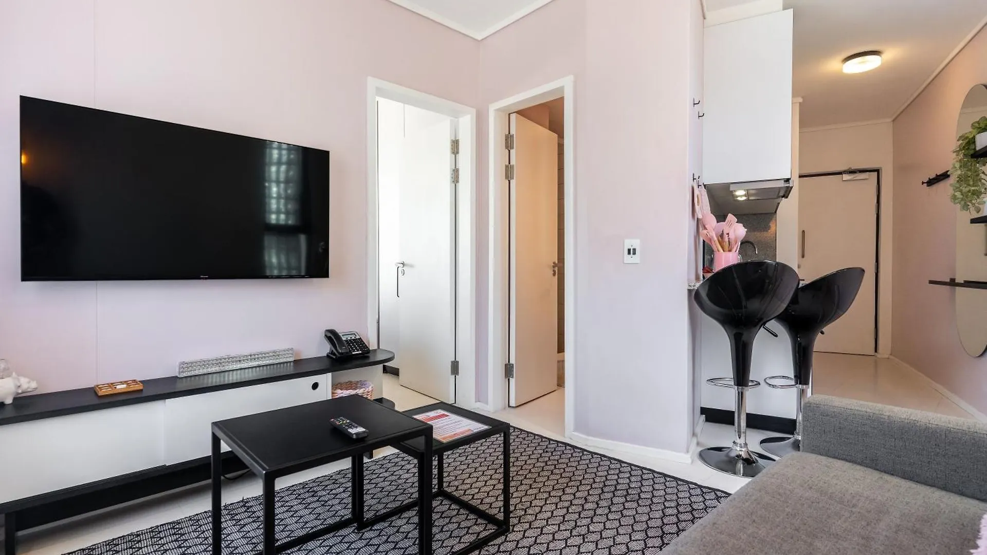 Apartment The Flamingo703: Spacious Corner Unit In Sea Point Cape Town
