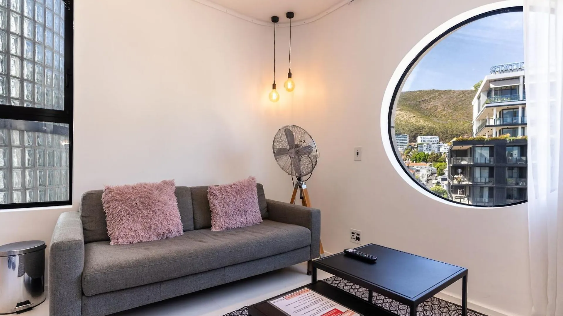 The Flamingo703: Spacious Corner Unit In Sea Point Cape Town